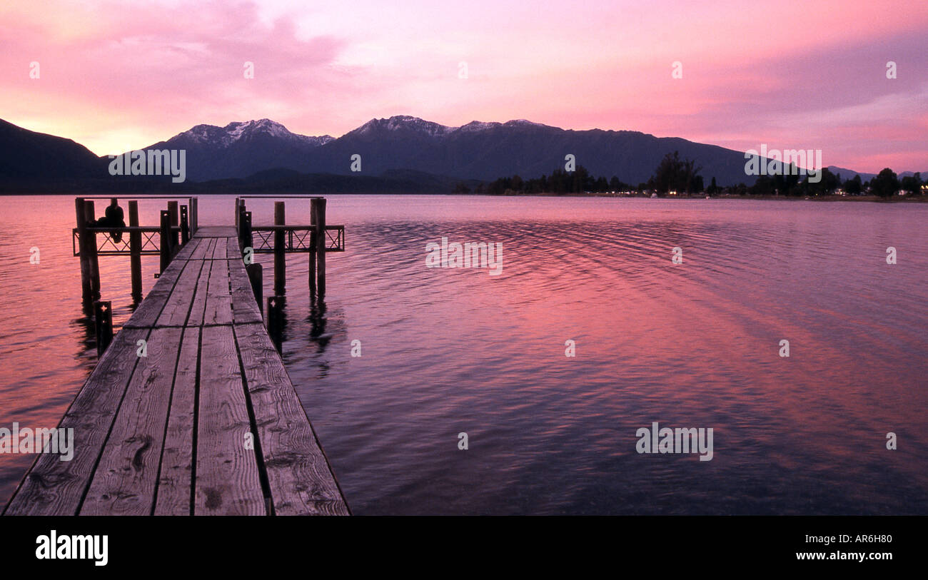 Summer sunset across Lake Te-Anau in the South Island of New Zealand ...