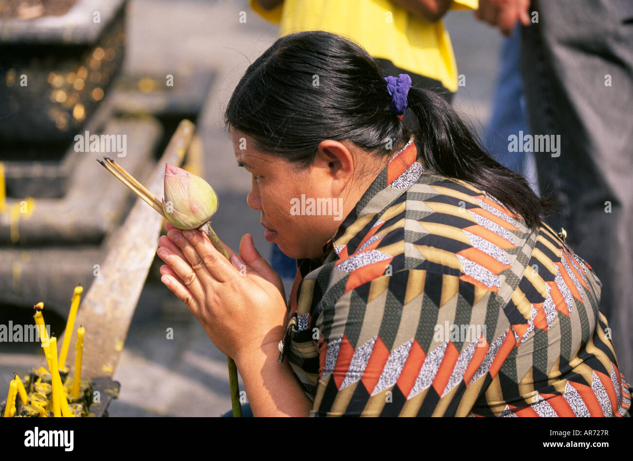 Incense burning bangkok shrine hi-res stock photography and images - Alamy