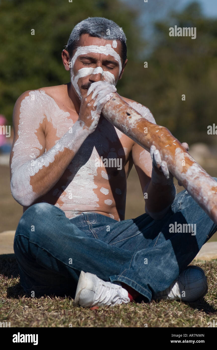 Australian indigenous body paint hi-res stock photography and images ...