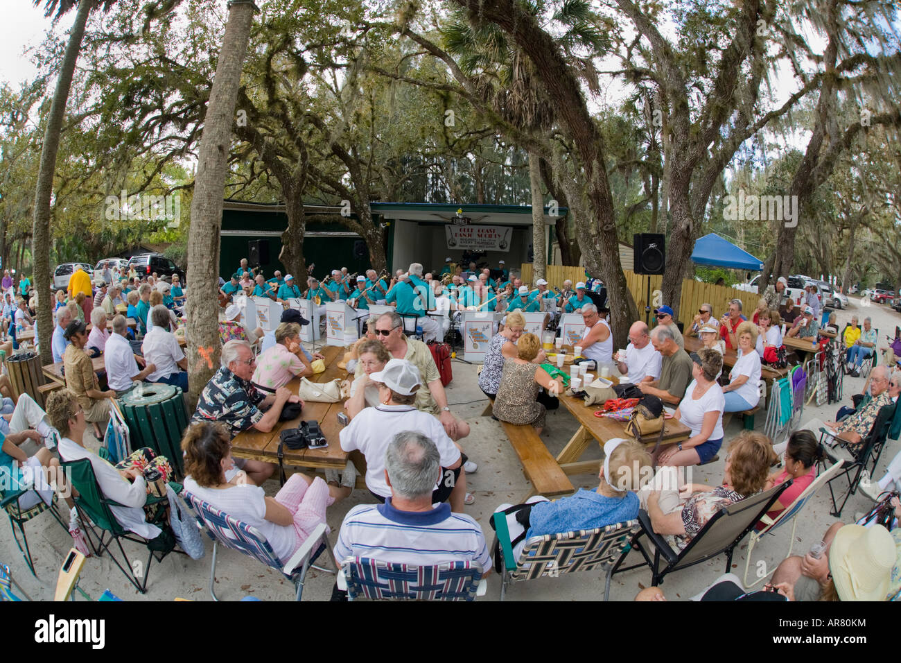 Crowd of people watching Gulf Coast Banjo Society at Snook Haven in ...