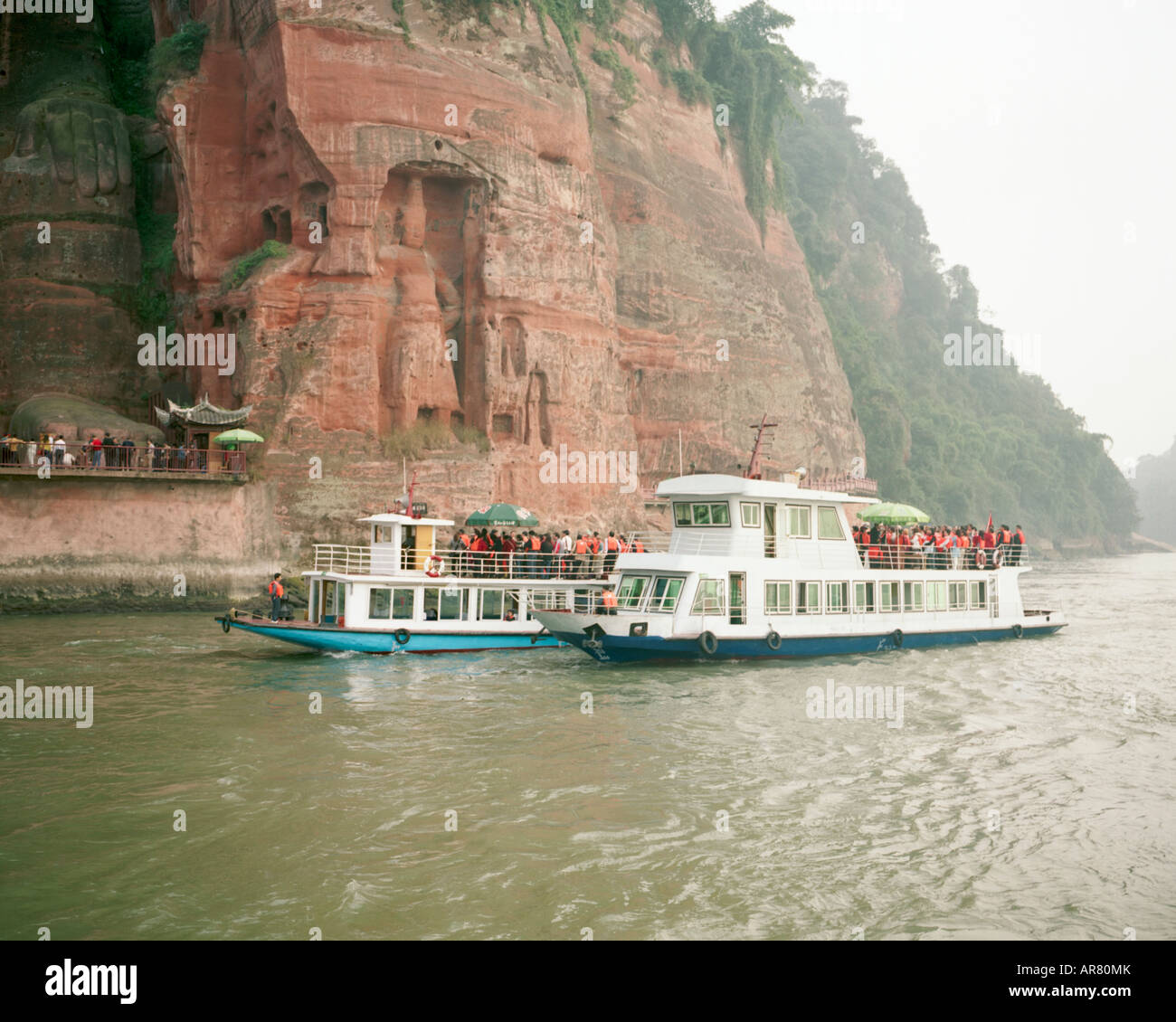 Tourist boats at Leshan Grand (Giant) Buddha Statue Stock Photo Alamy