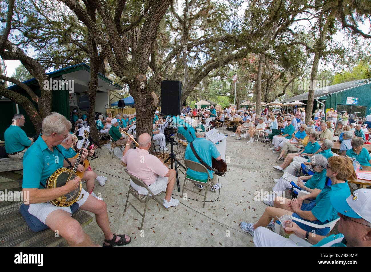Crowd of people watching Gulf Coast Banjo Society at Snook Haven in