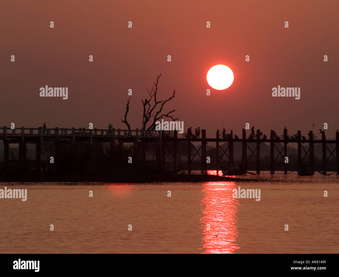 sunset glow at the U Beins Bridge in Mandalay Stock Photo - Alamy