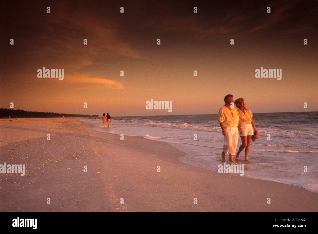 Couple senior beach walking hi-res stock photography and images - Alamy