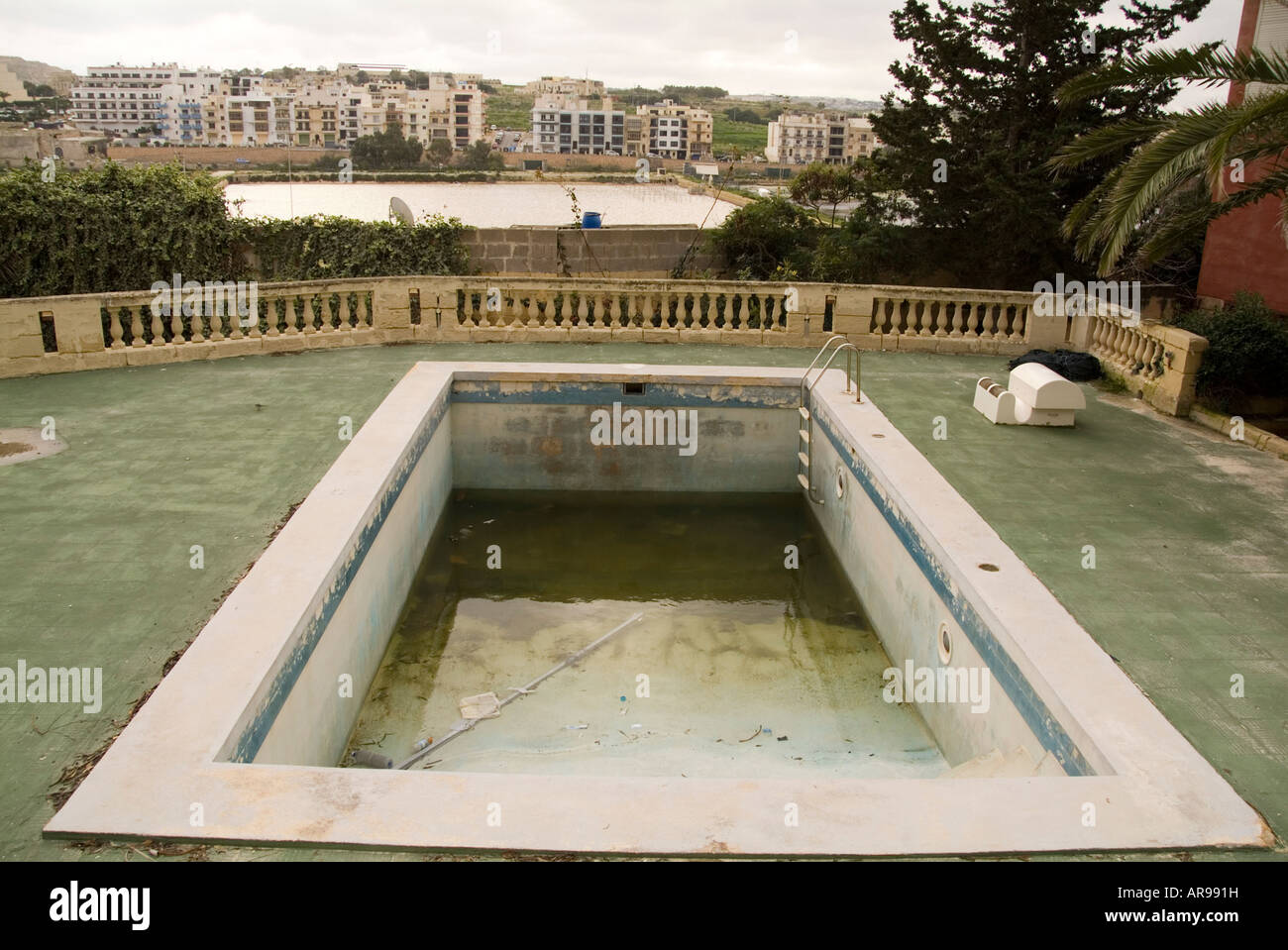 empty swimming pool run down hotel bad rubbish Stock Photo Alamy