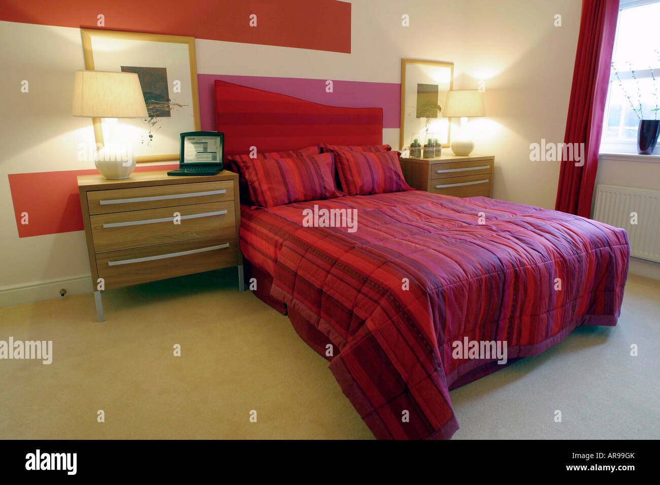 INTERIOR OF MODERN BEDROOM IN RED AND WHITE Stock Photo - Alamy