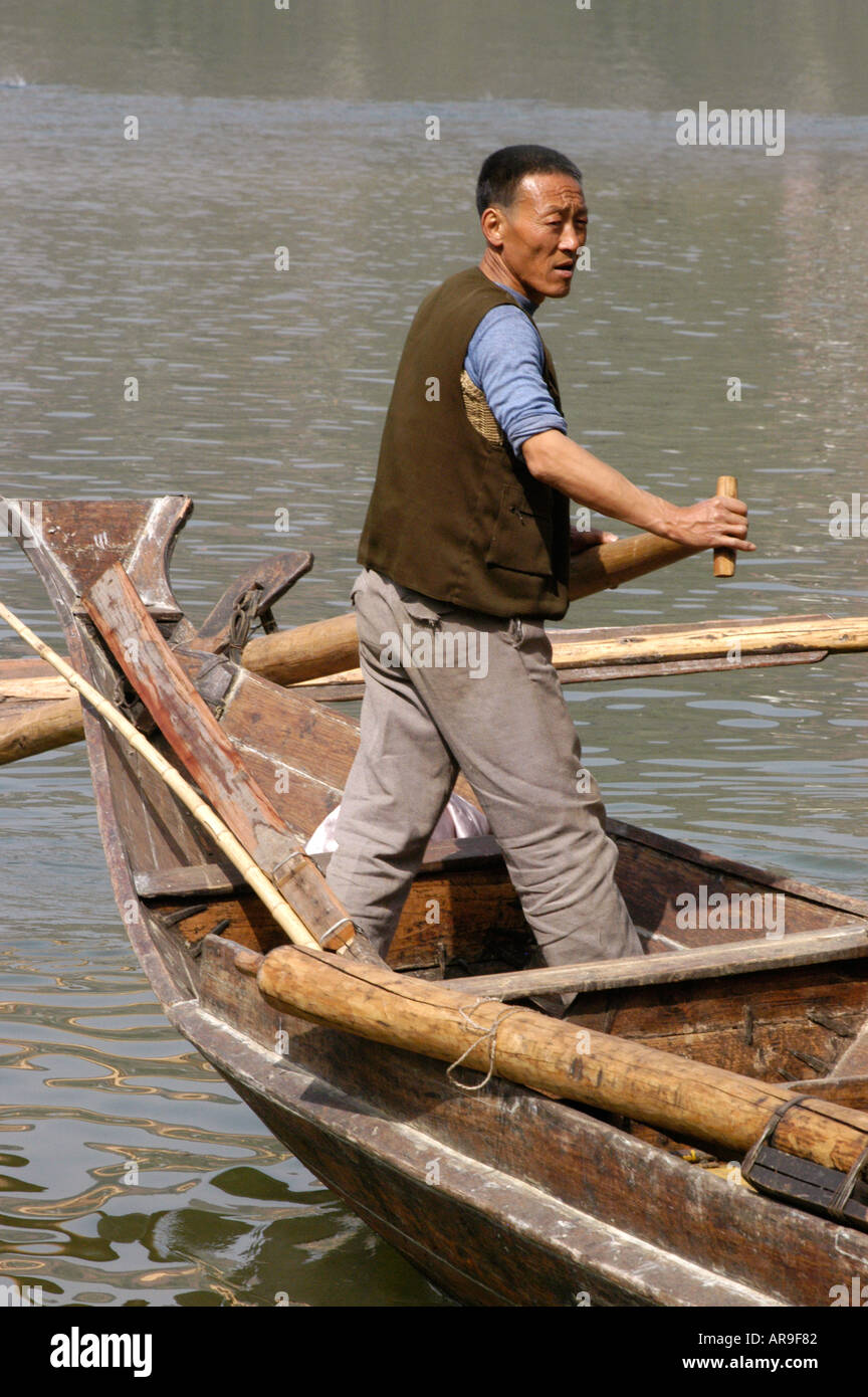 Fischer auf dem Shennong Fluß China Fisherman on the Shennong River China Stock Photo