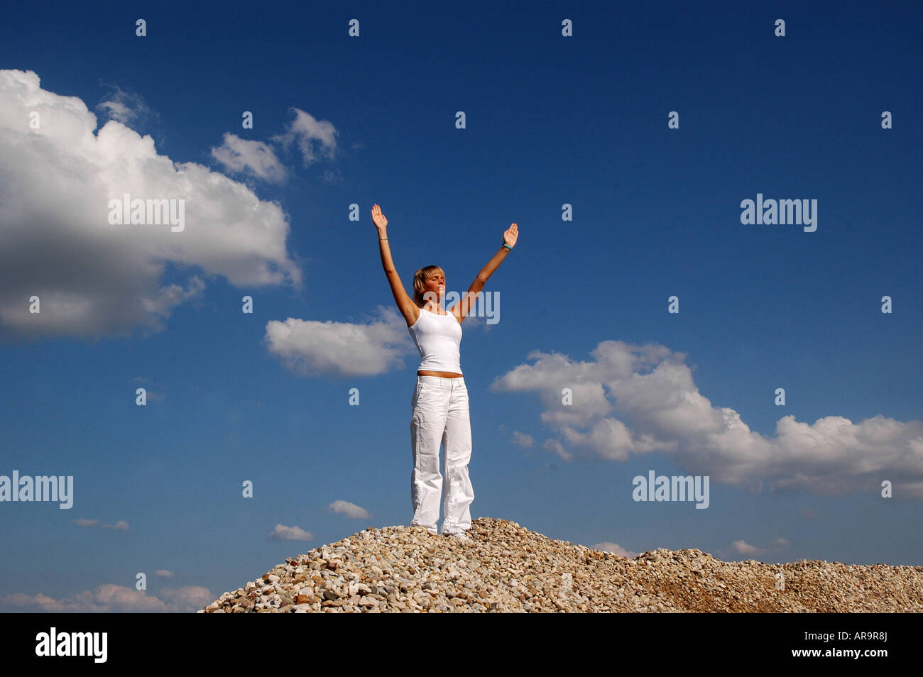 junge Frau in weiß Yoga draußen - young woman in white yoga outdoor Stock Photo