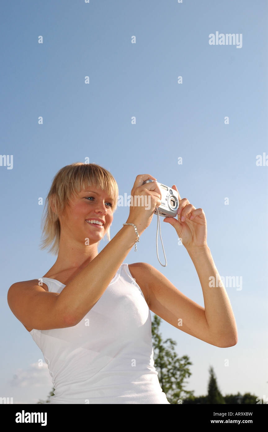 junges blondes Mädchen fotografierend - young blonde woman photographing Stock Photo