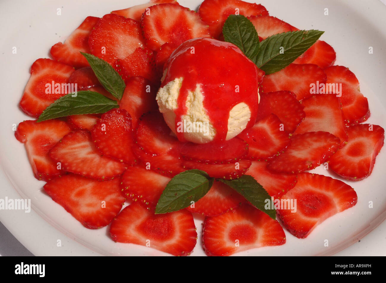 Erdbeere mit eis hi-res stock photography and images - Alamy