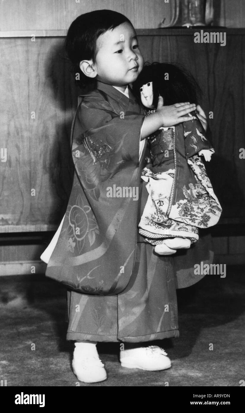 Kuroda, Sayako, * 18.4.1969, full length, playing with puppet