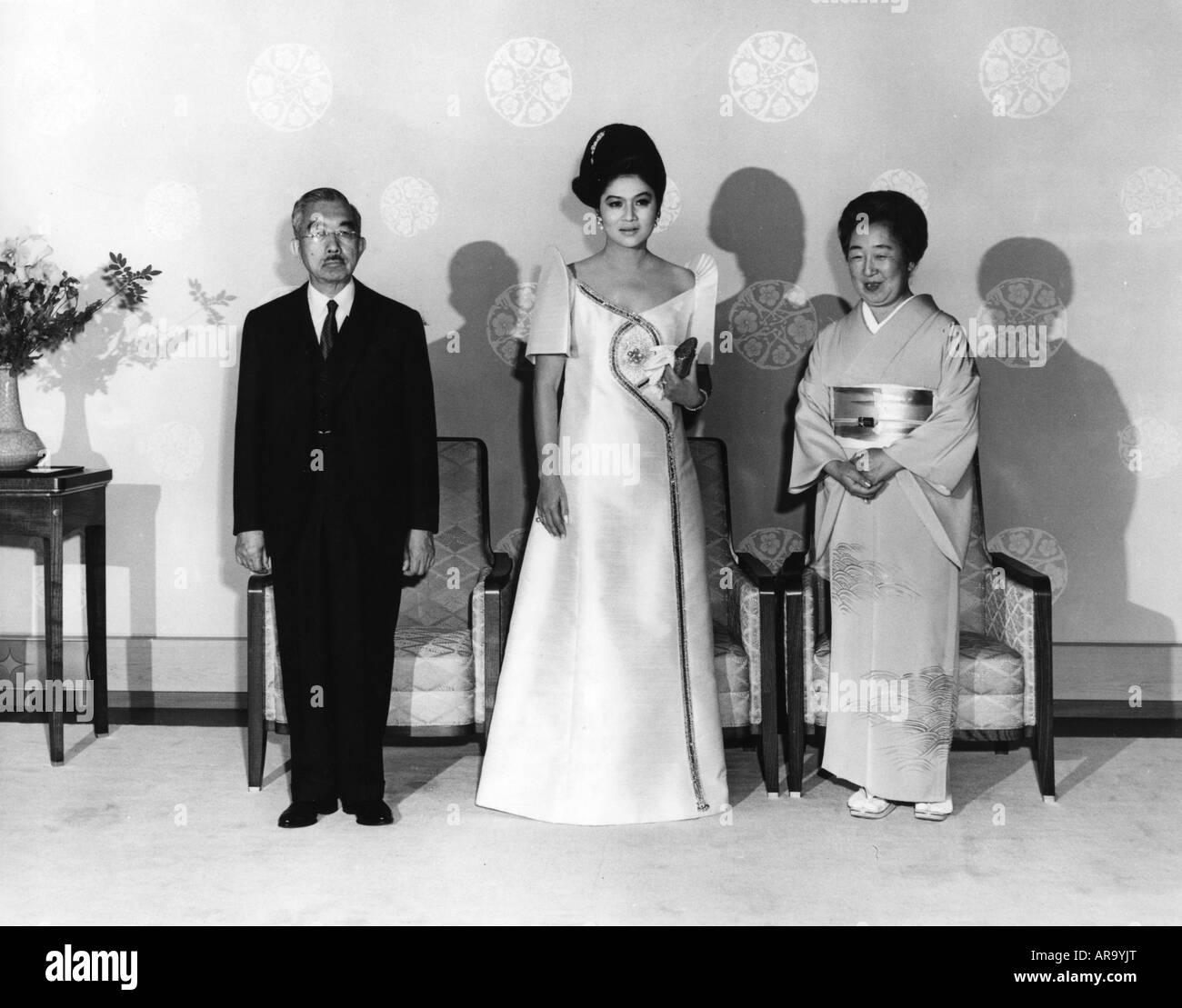 Hirohito, 29.4.1901 - 7.1.1989, Emperor (tenno) of Japan 25.12.1926 - 7.1.1989, with the Philippines First Lady Imelda Marcos and his wife Empress Kojun, full length, Imperial Palace, Japan, 19.6.1970, Stock Photo