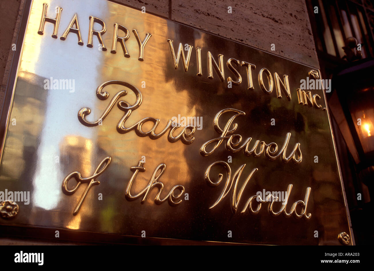 Harry Winston brass plaque New York Jewellery Store ‘Rare Jewels of the World’ 5th Avenue Manhattan NY USA Stock Photo