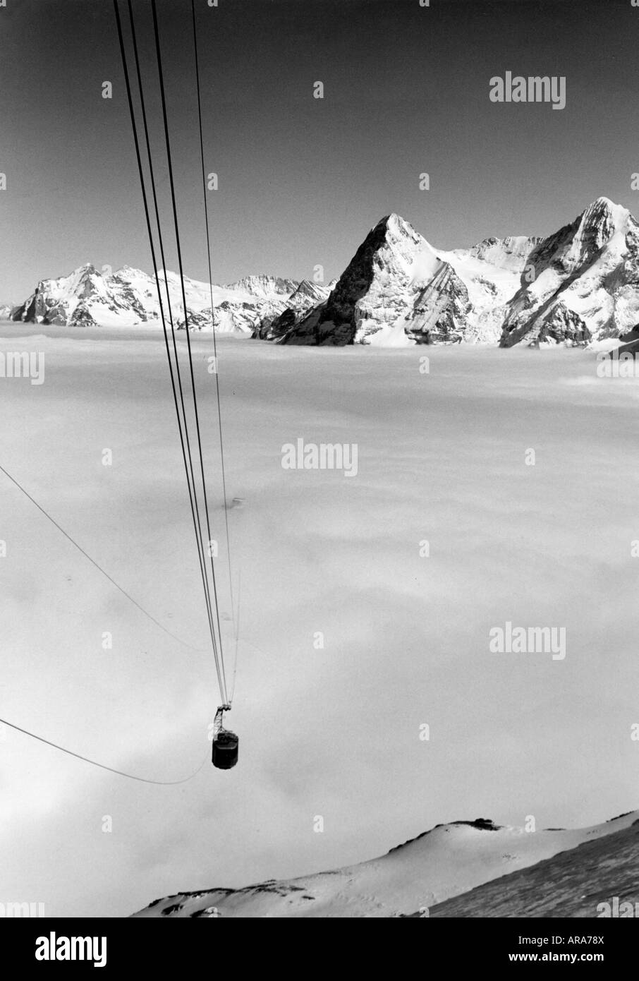 sport, winter sports, aerial lifts, gondola lift Schilthornbahn, Bernese Oberland, Switzerland, late 1960s, Stock Photo
