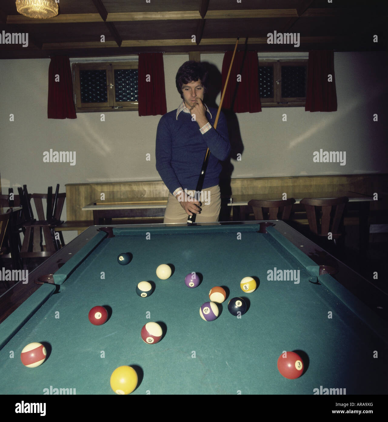 Schanze, Michael, * 15.1.1947, German moderator and singer, half length, in front of billiard table, 1970s, Stock Photo