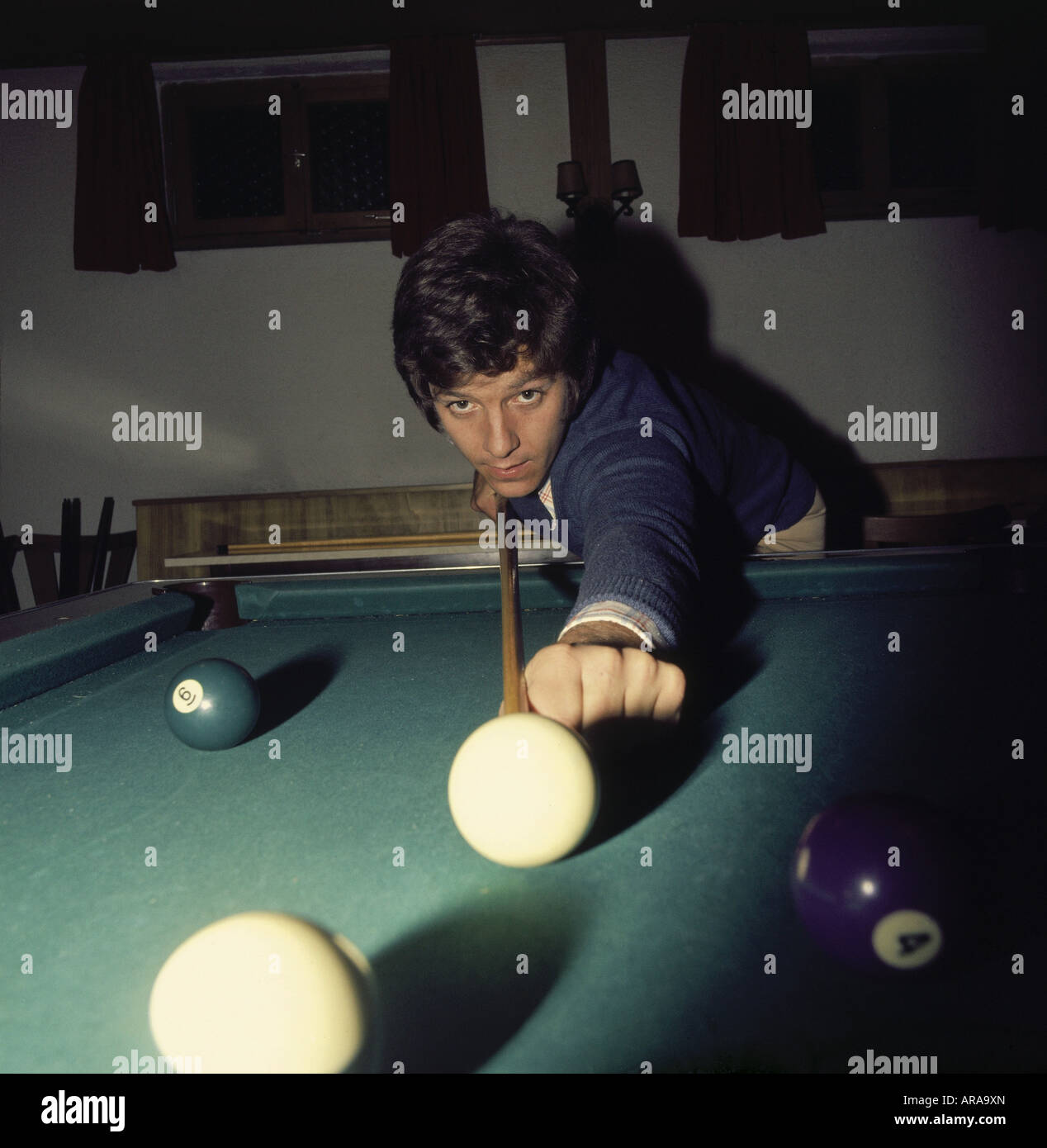 Schanze, Michael, * 15.1.1947, German moderator and singer, half length, playing billiard, 1970s, Stock Photo