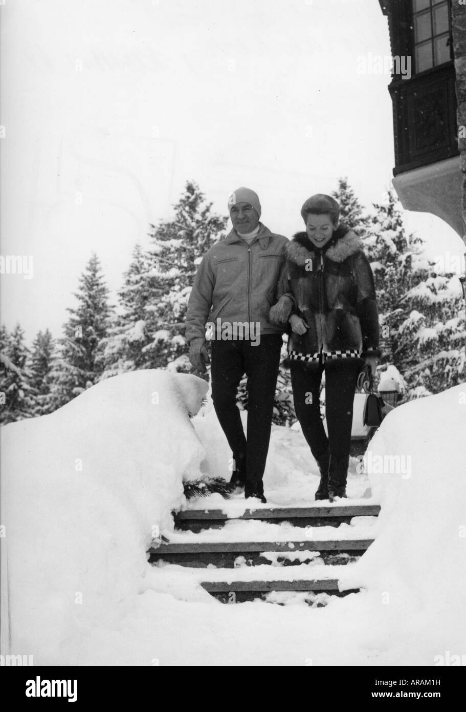 Kerr, Deborah, 30.9.1921 - 16.10.2007, British actress, half length, with her husband Peter Viertel, Klosters, winter 1964, Stock Photo