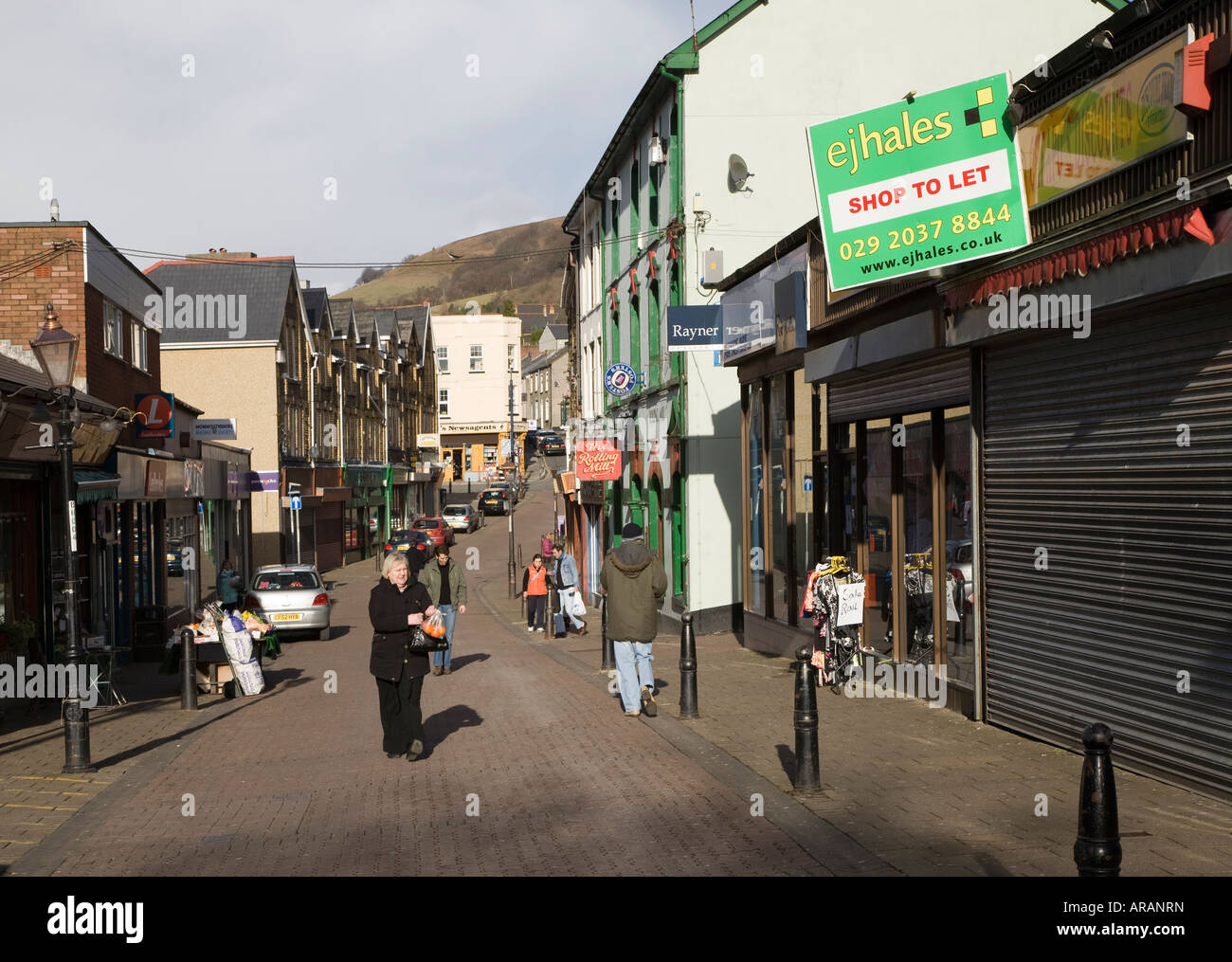 Pedestrian shopping street with shop to let sign in town centre
