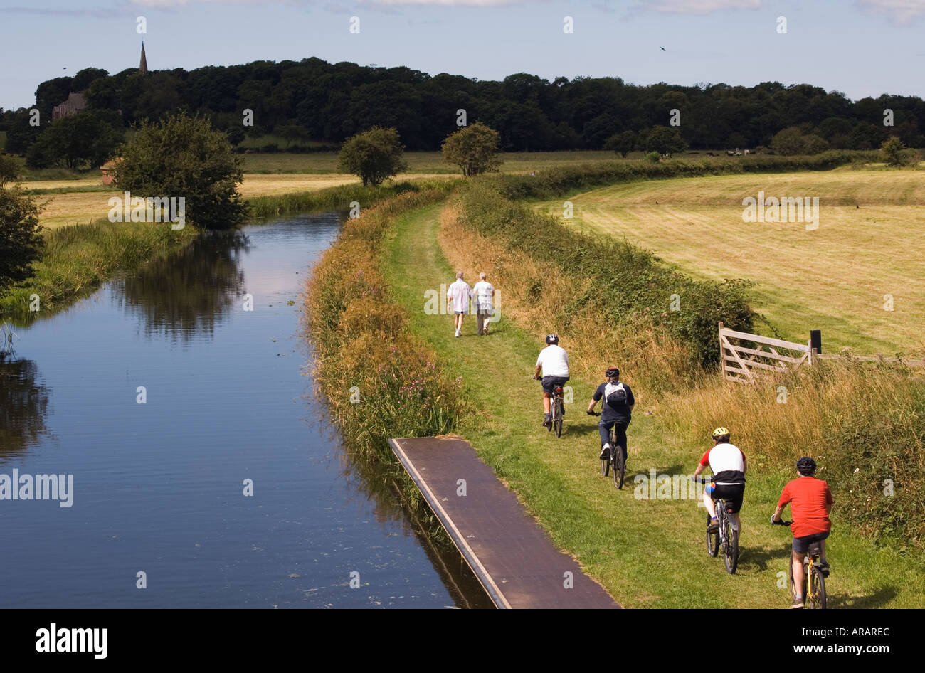 Cyclists on the towpath of the Glasson branch of the Lancaster Canal Lancashire Stock Photo