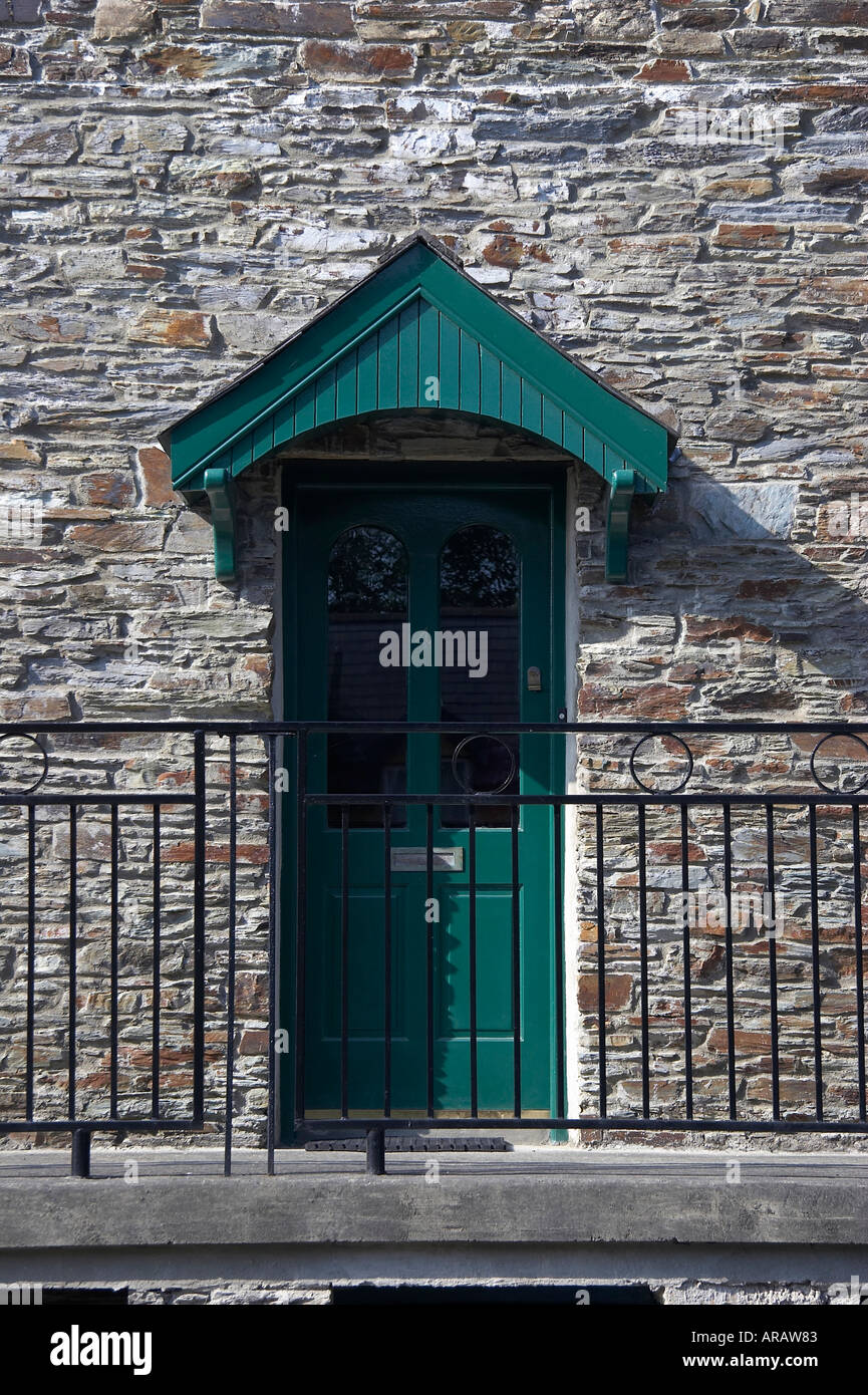 Green door entrance hi-res stock photography and images - Alamy