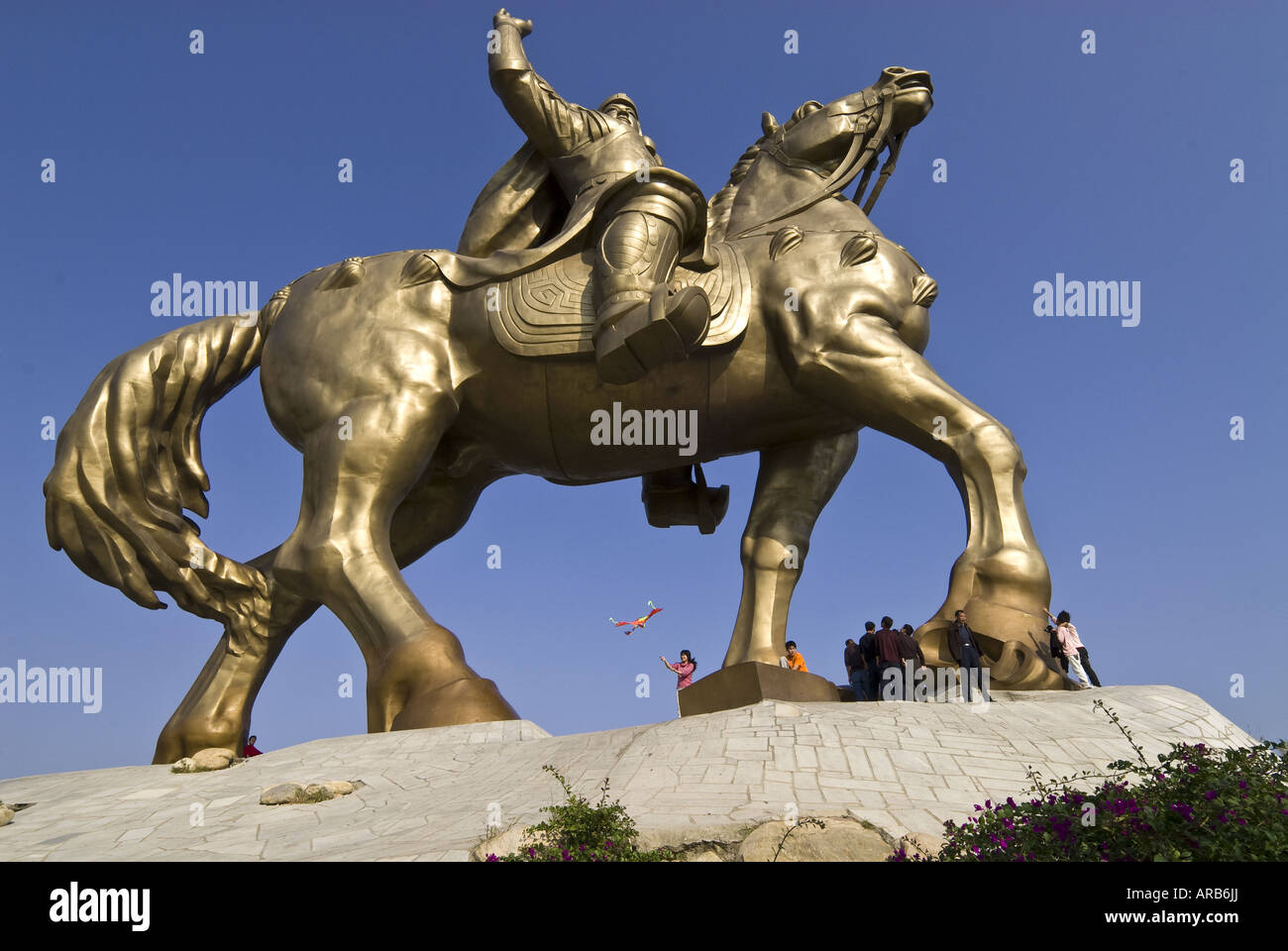 Tourist flies kite under statue honoring national hero Zheng Chenggong, Quanzhou, Fujian Province, China Stock Photo