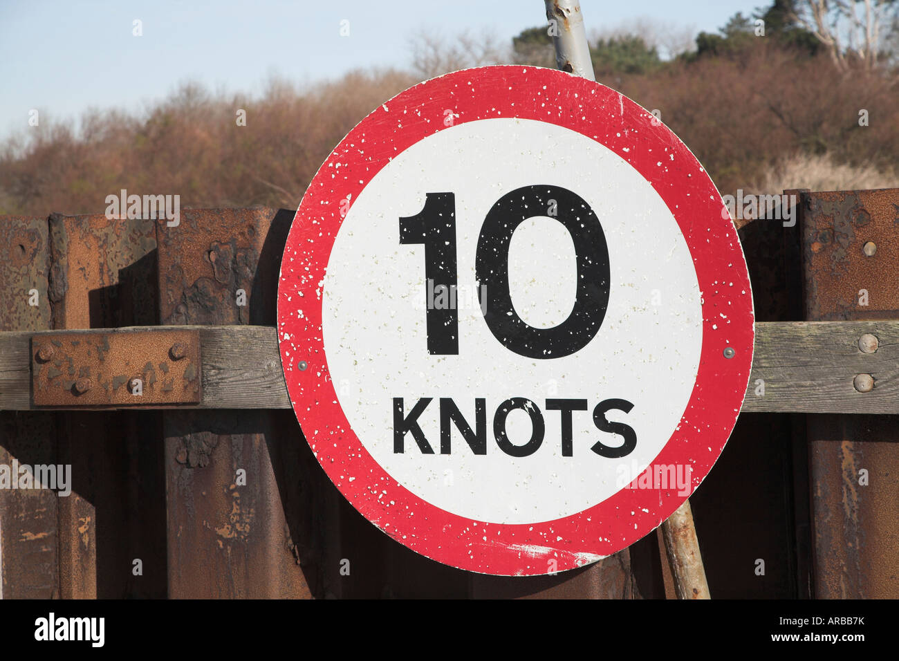 Red circular sign saying Ten Knots speed limit at mouth of River Deben