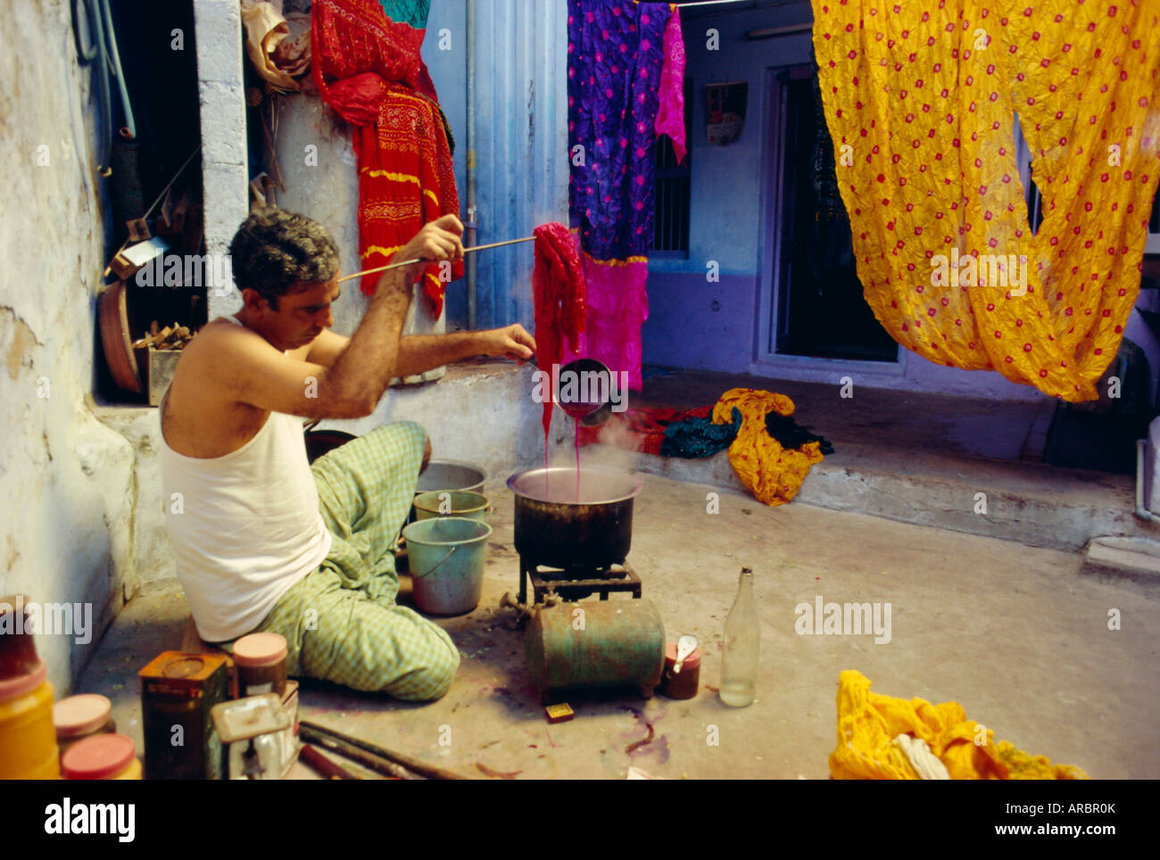 Man tie dyeing cotton, Bhuj, Kutch, Gujarat State, India Stock Photo