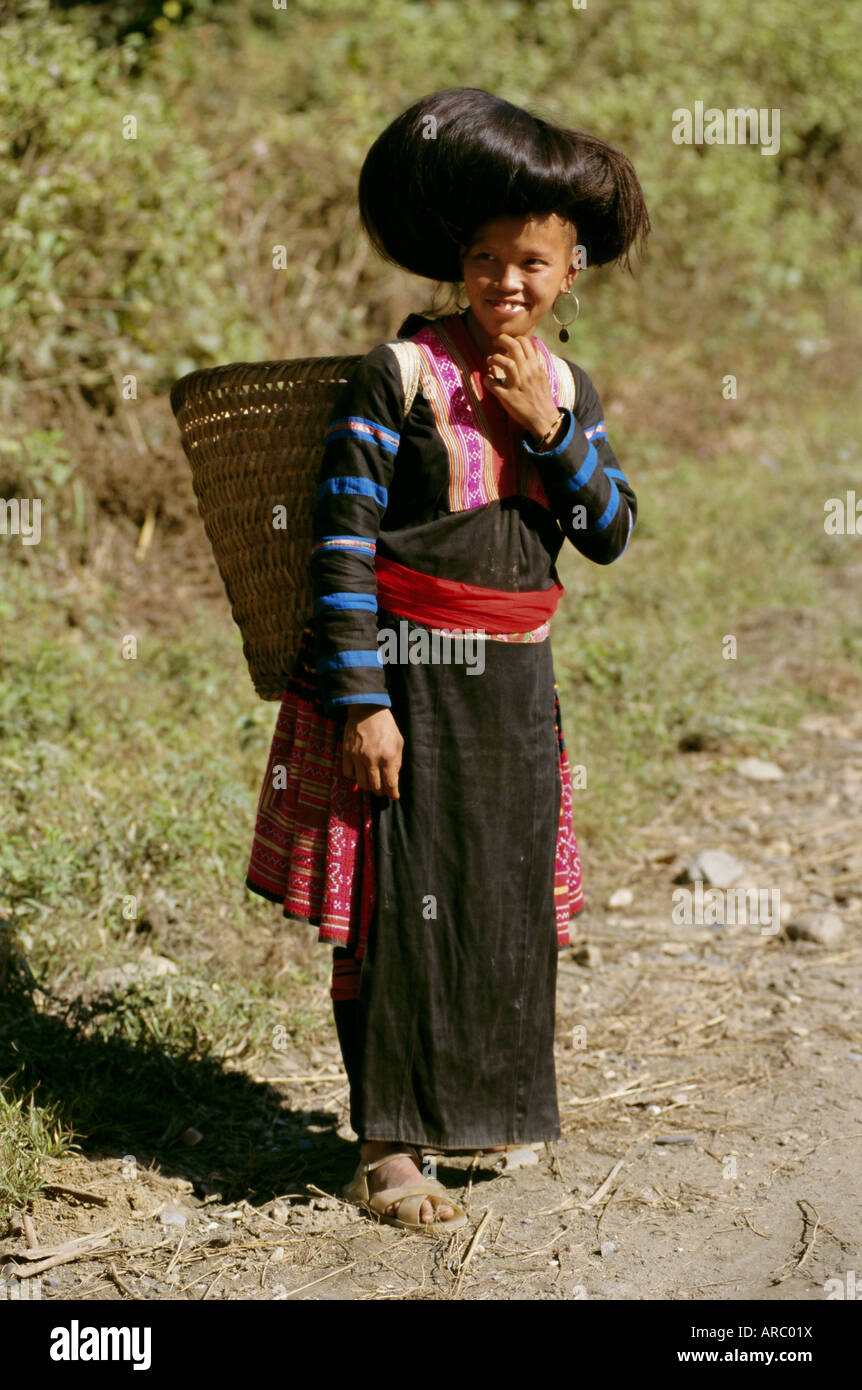 A Red Hmong woman in traditional dress, Laichau, North Vietnam, Vietnam,  Indochina, Southeast Asia, Asia Stock Photo - Alamy