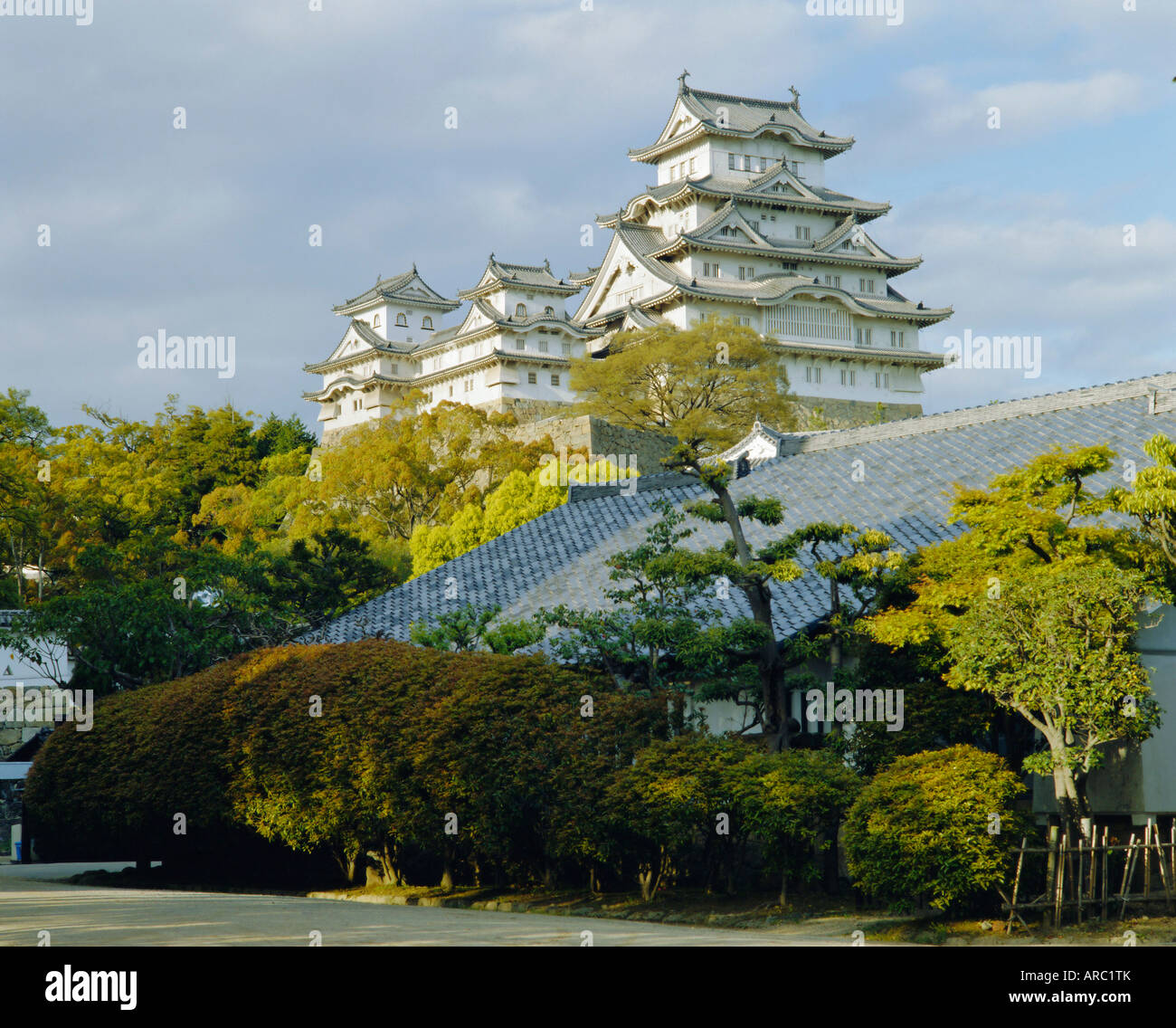 Outside himeji castle hires stock photography and images Alamy