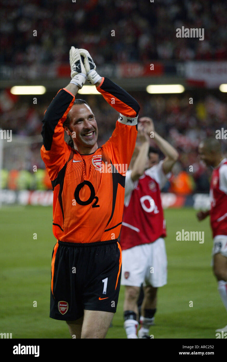 david seaman arsenal goalkeeper aplauds the crowd at the 2003 f a cup final at the millenium satdium cardiff Stock Photo