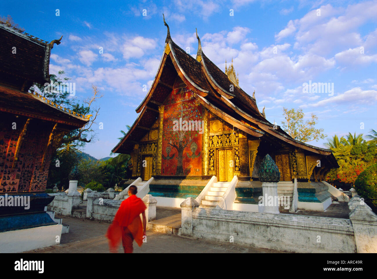 Classic Lao Temple architecture, Wat Xieng Thong, Luang Prabang, Laos Stock Photo