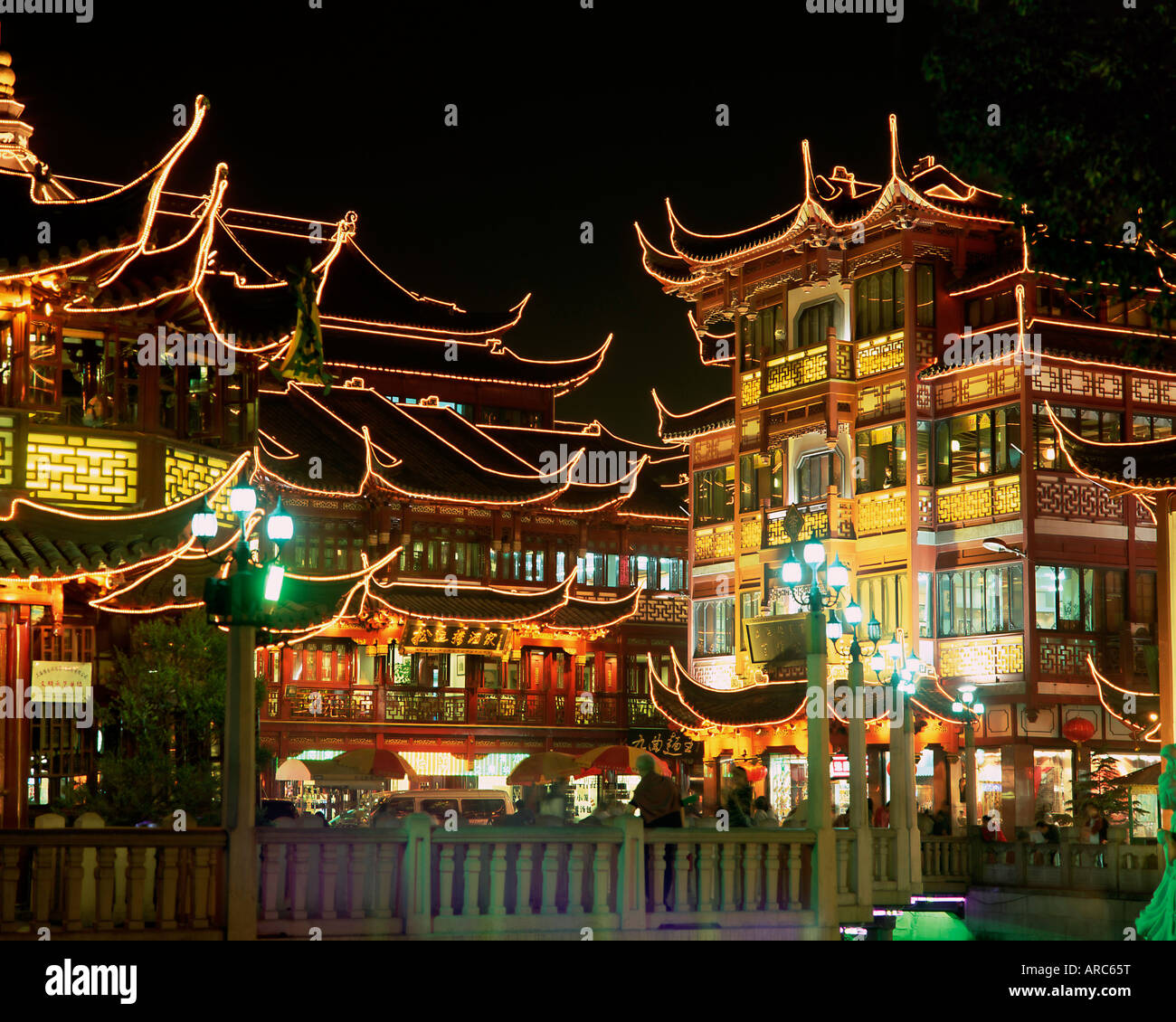 Yu Yuan tea house and shops at night, Yu Yuan Shangcheng, Yu Gardens Bazaar, Shanghai, China, Asia Stock Photo