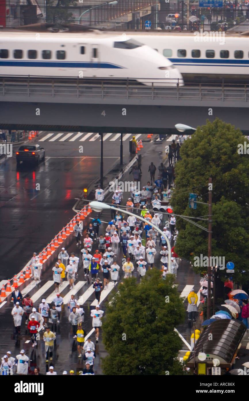 2007 Tokyo marathon, Shinkansen (Bullet train) passing overhead, Sukiyabashi crossing, Ginza, Tokyo, Honshu, Japan Stock Photo