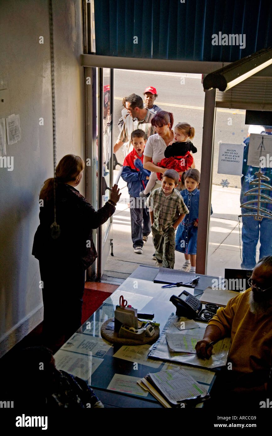 Veterans Homeless Shelter Near Me Christmas Dinner 2022 Homeless Christmas Dinner High Resolution Stock Photography And Images -  Alamy
