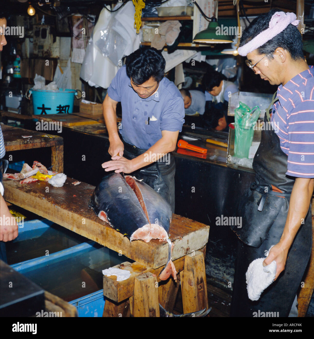 Cutting tuna fish, morning fish market, Tsukiji, Tokyo, Japan Stock Photo