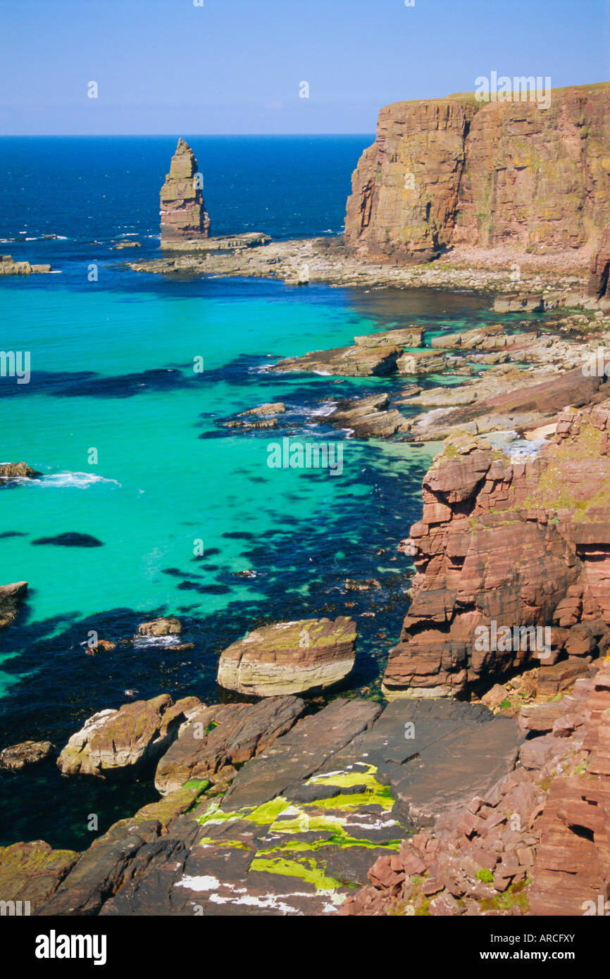 Coastal sea cliffs and sea stacks near Cape Wrath and Sandwood Bay, Highland Region, Scotland Stock Photo