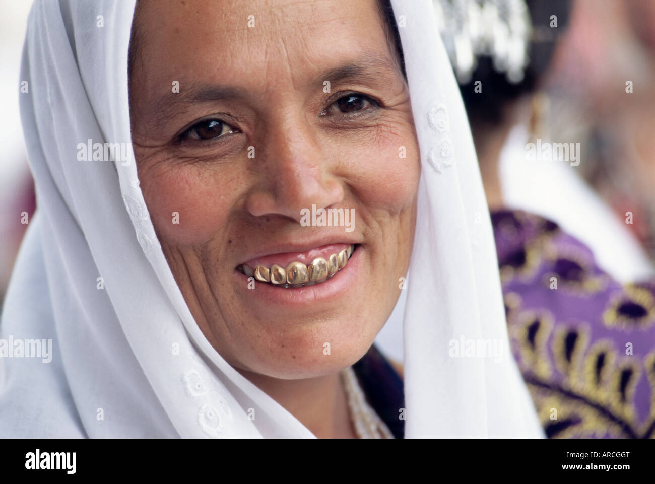 Portrait of an Uzbek woman with gold teeth in the main food market, Samarkand, Uzbekistan, Central Asia, Asia Stock Photo