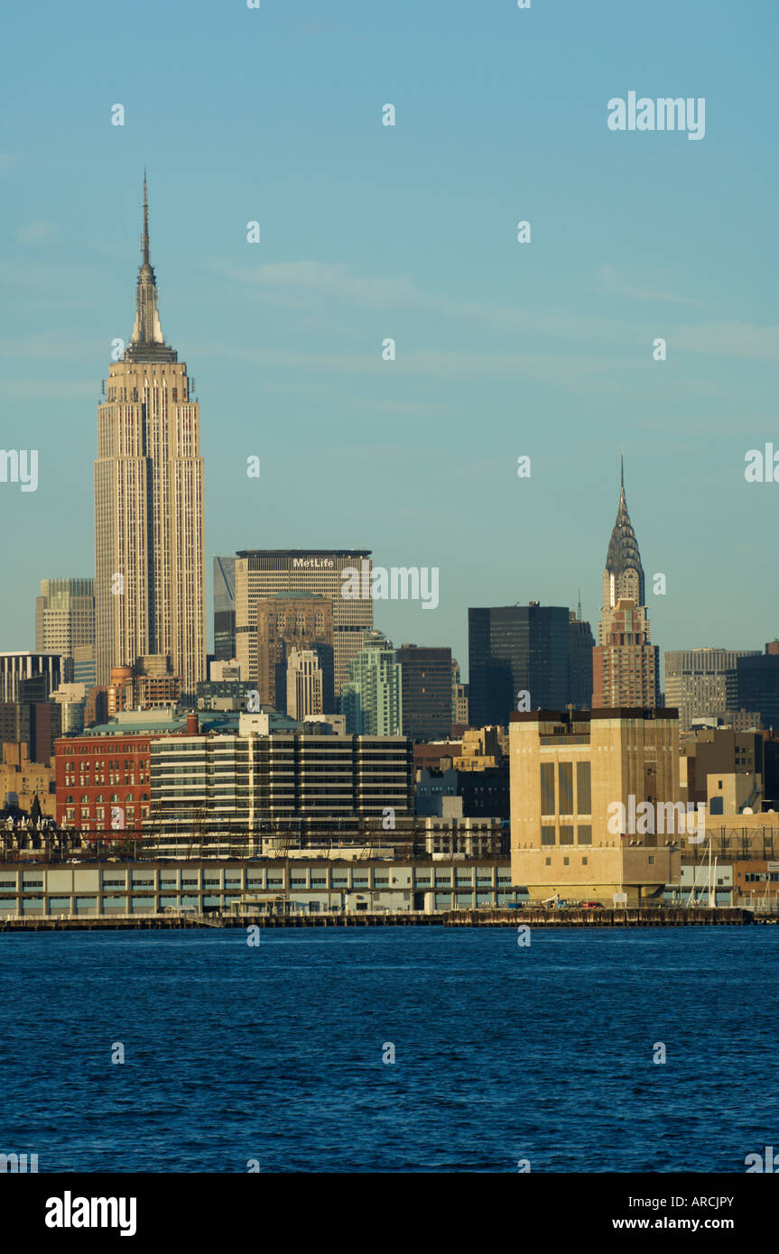 The Empire State Building and Midtown Manhattan skyline across the ...