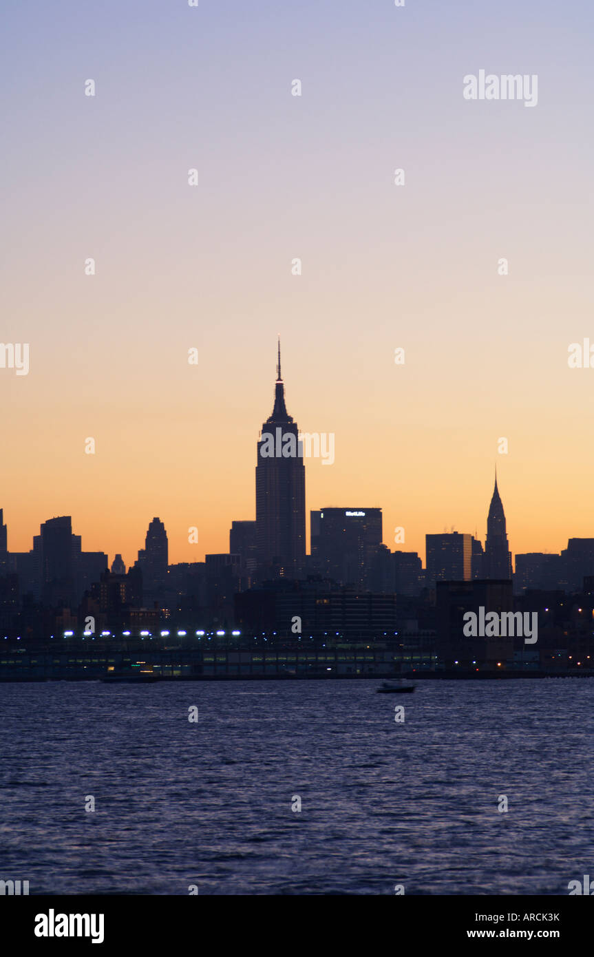 Empire State Building and Midtown Manhattan skyline at sunrise, New ...
