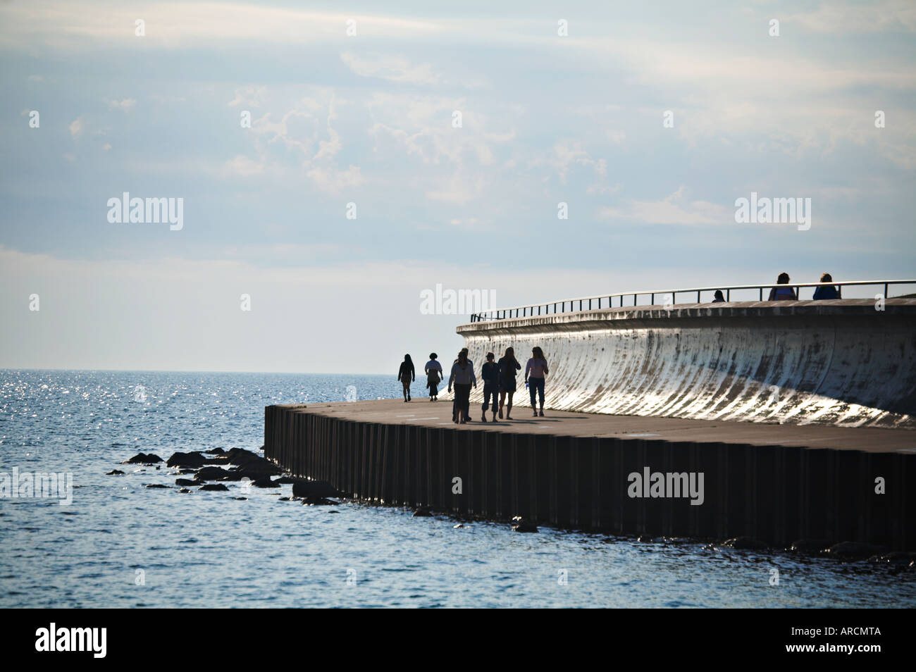 ILLINOIS Chicago People walk along Lake Michigan sidewalk curve near Shedd Aquarium on lakefront path Stock Photo