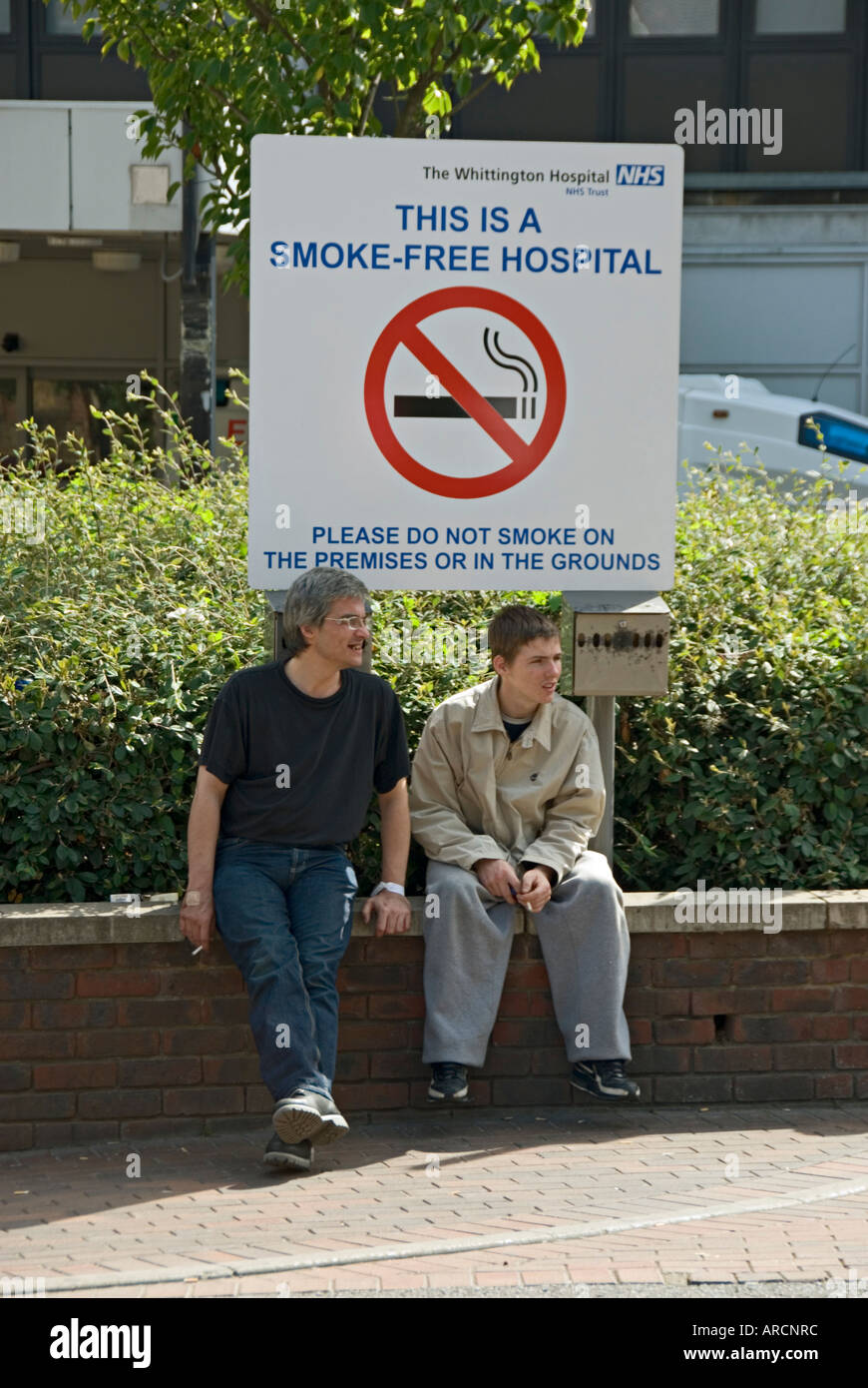 Two smokers outside hires stock photography and images Alamy