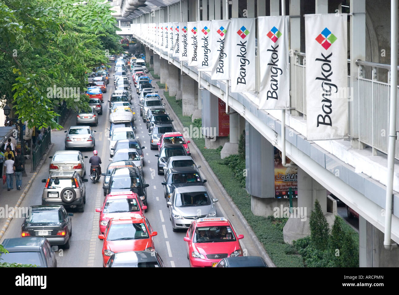 Traffic lines up underneath the Bangkok Skytrain Bangkok Thailand Many residents have begun to purchase condomiums along the Sky Stock Photo