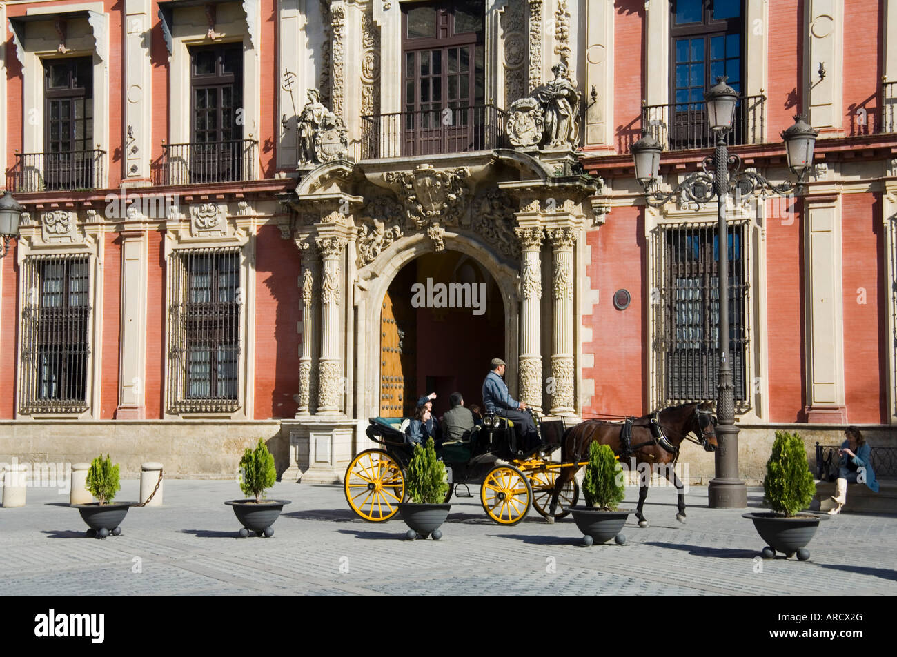 Horse and carriage with Archbishops Palace in background in Santa Cruz district, Seville, Andalusia (Andalucia), Spain, Europe Stock Photo