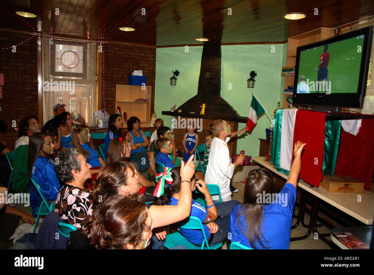 Italians cheering on their team in the World Cup Final 2006 vs France, St Peter's Social Club, Clerkenwell, London Stock Photo