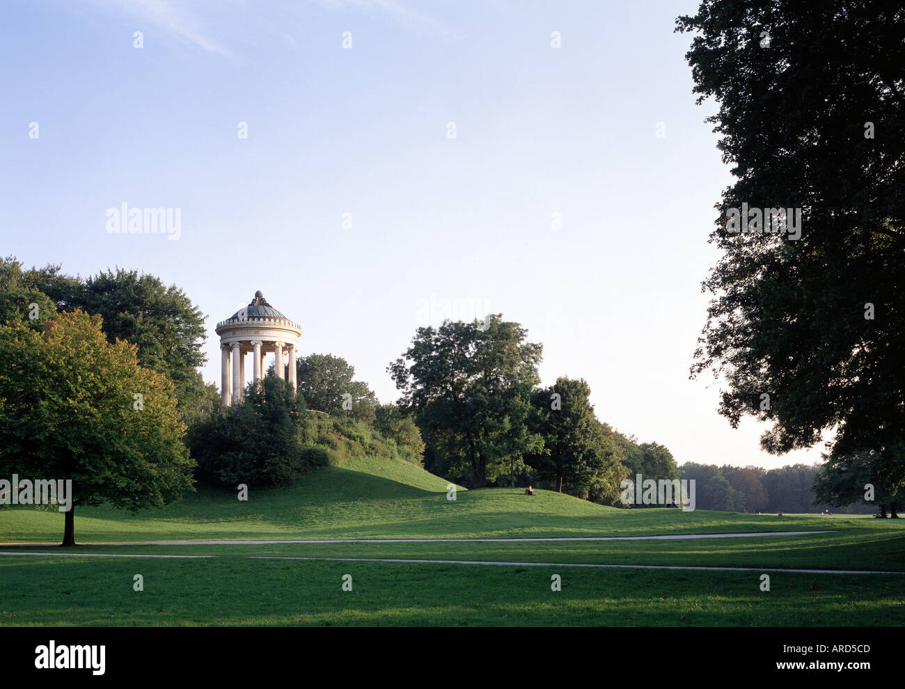 München, Englischer Garten, Hügel mit Monopteros Stock Photo