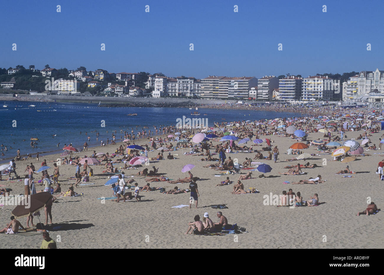 st-jean-s-bay-beach-scene-st-jean-de-luz-pyrenees-maritimes-france