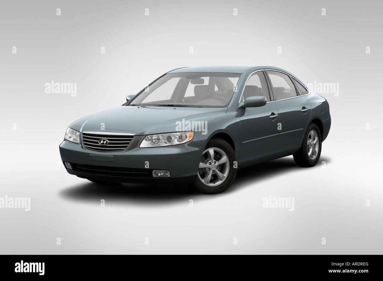 2006 Hyundai Azera SE in Green - Front angle view Stock Photo - Alamy