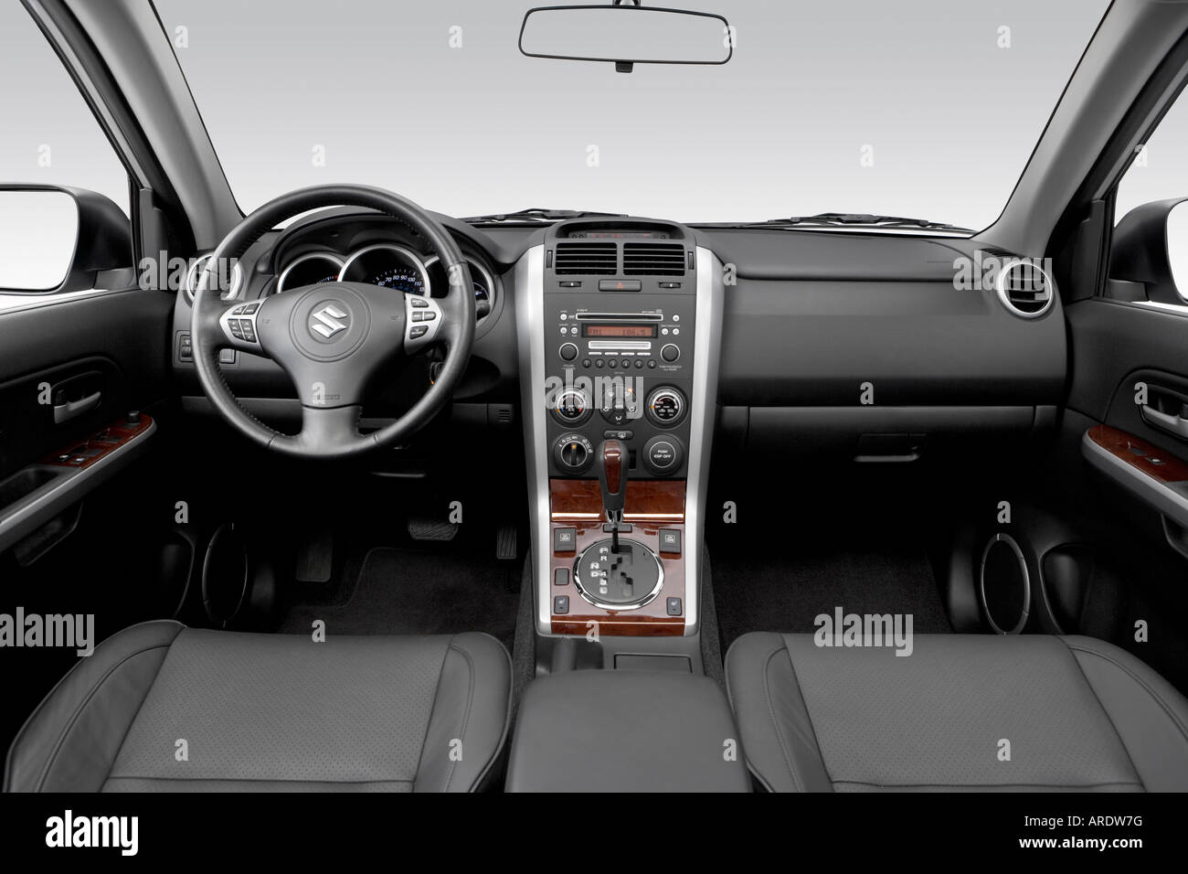 2007 Suzuki Grand Vitara Luxury in Silver - Dashboard, center console, gear  shifter view Stock Photo - Alamy