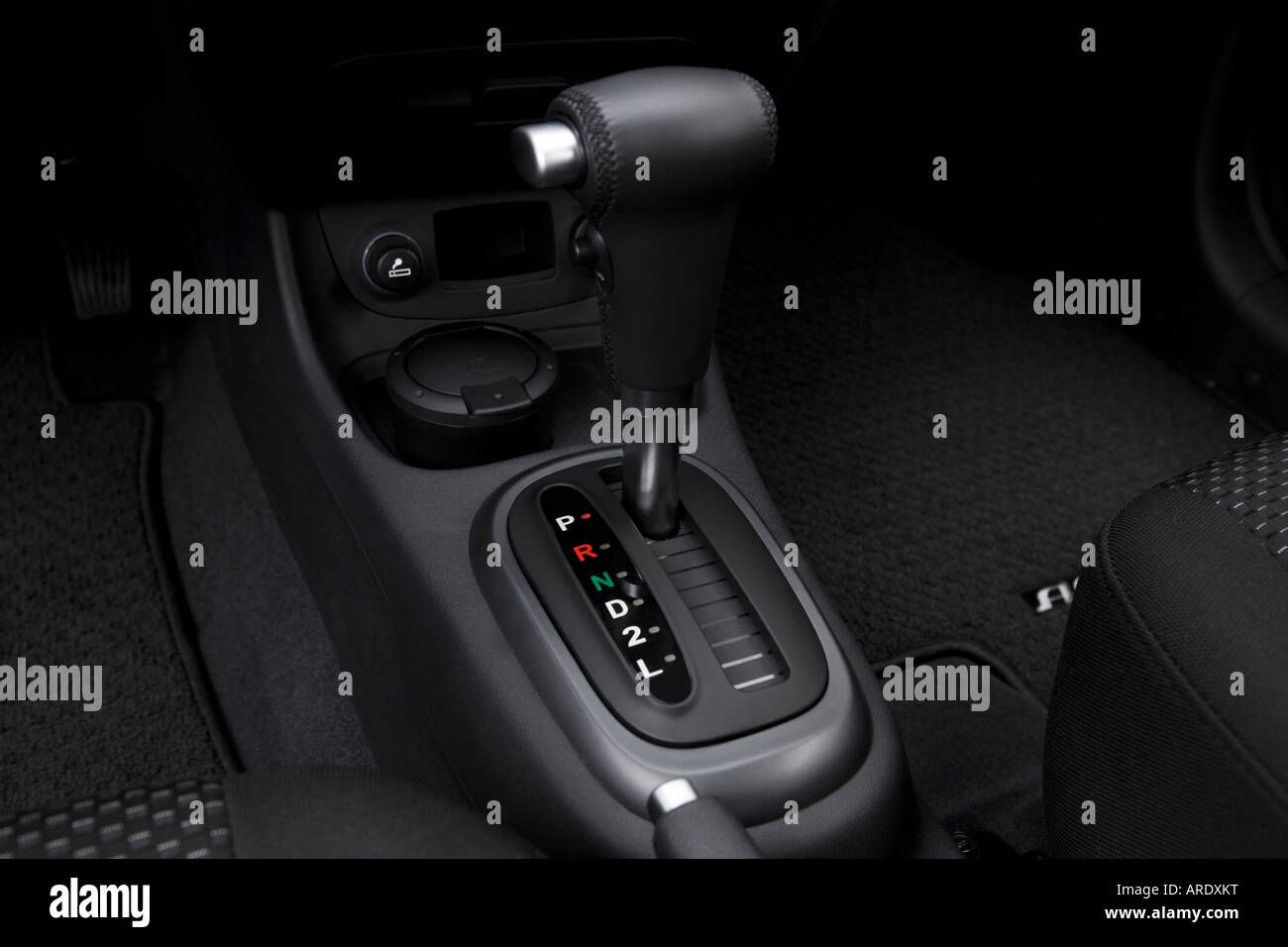 2007 Hyundai Accent SE in Silver Gear shifter/center console Stock