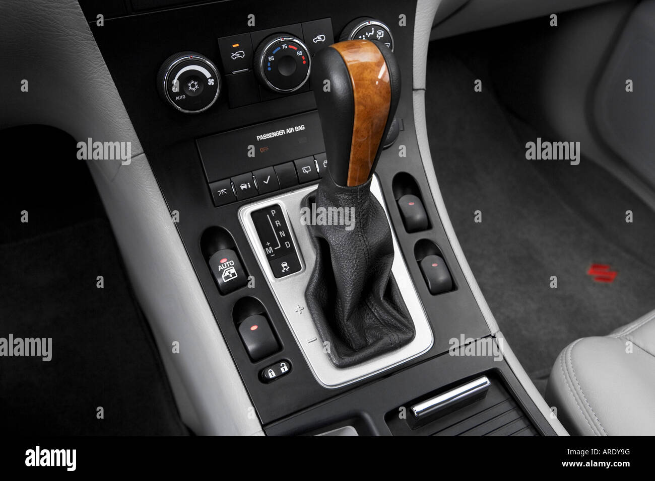 2007 Suzuki XL7 Limited in Silver Gear shifter/center console Stock